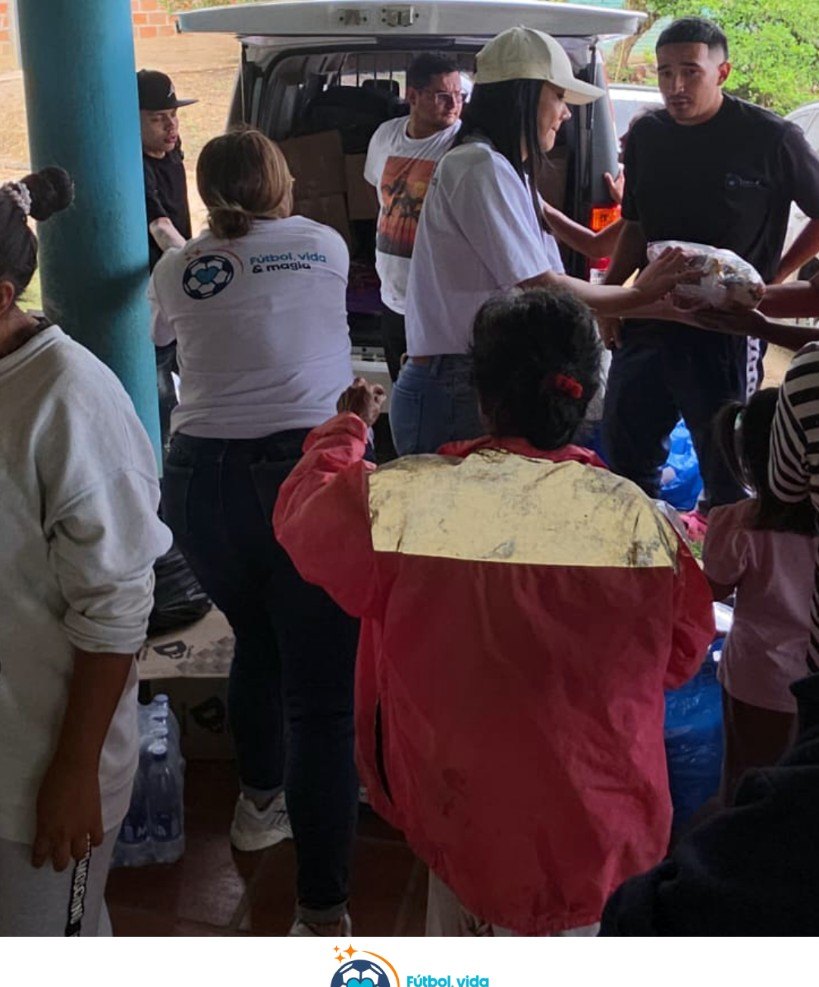 Voluntarios descargando ayudas en Wasiruma